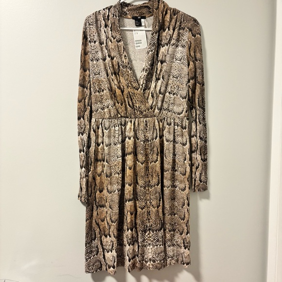 H&M Dresses & Skirts - NWT H&M Long Sleeve Snake Print Dress Medium